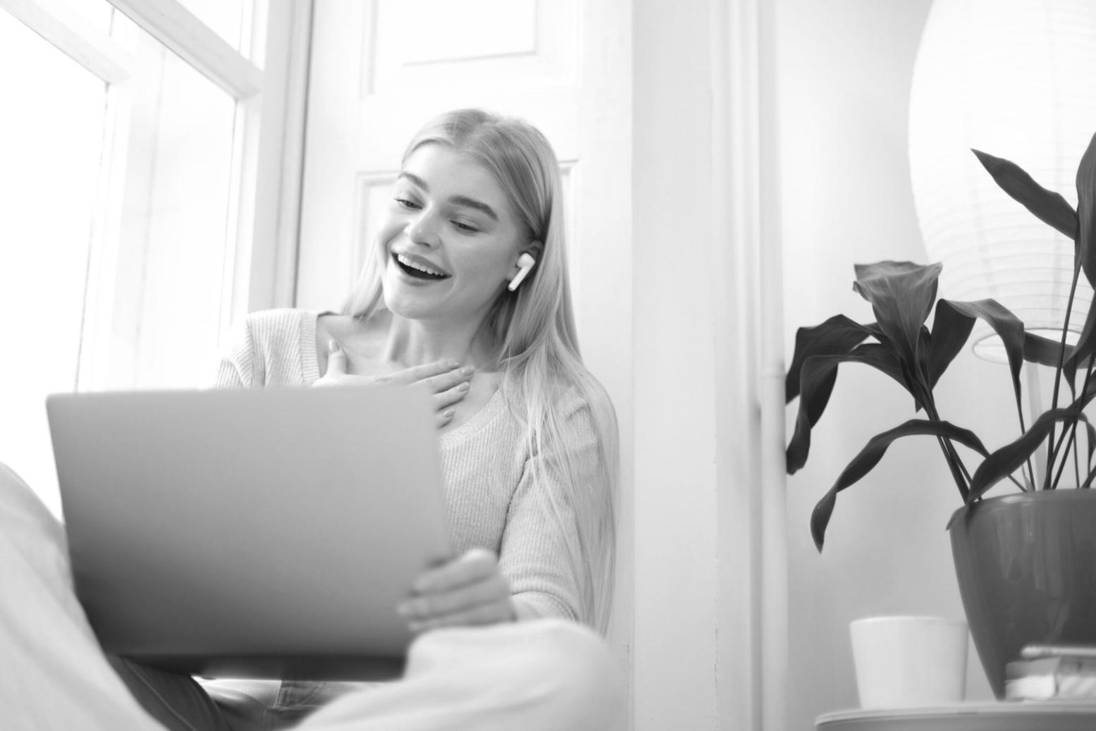 Grupo de personas colaborando en sesión de aprendizaje financiero